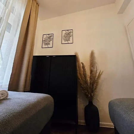 Fly House אכסניה וובה